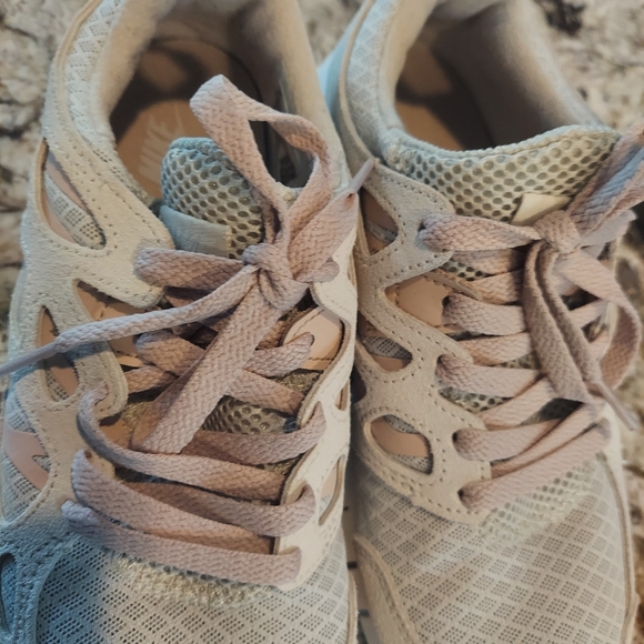 Nike Women's Sneakers in Beige and Cream - Picture 12 of 16